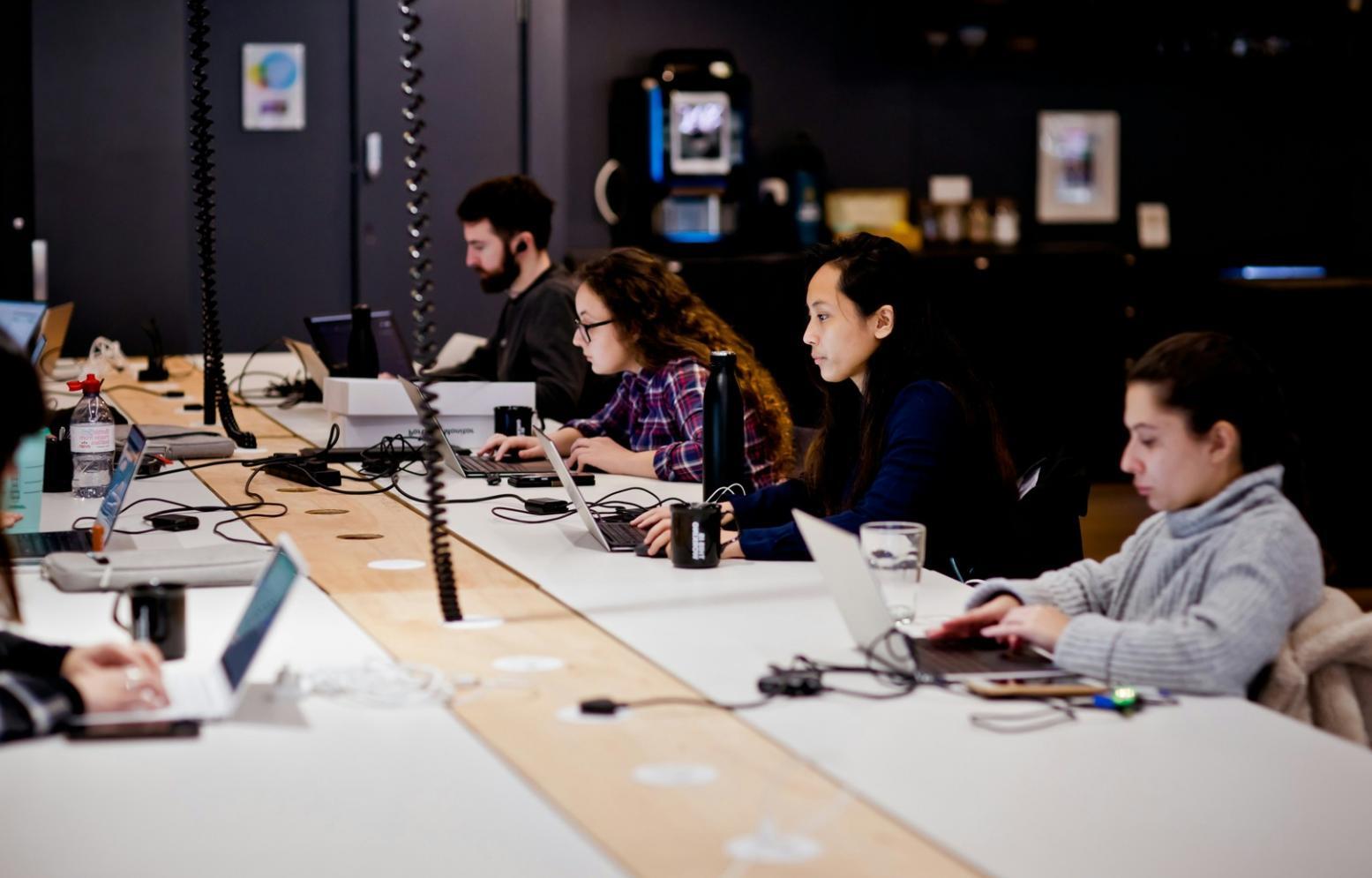 Sesión grupal del programa estándar de formación en presupuestos básicos