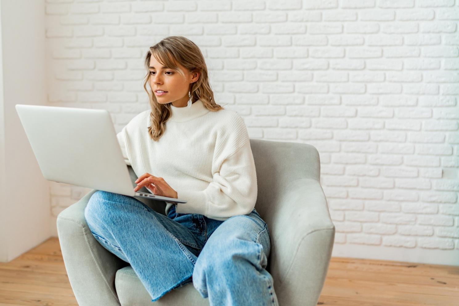 Vista de materiales educativos sobre finanzas personales y planificación presupuestaria