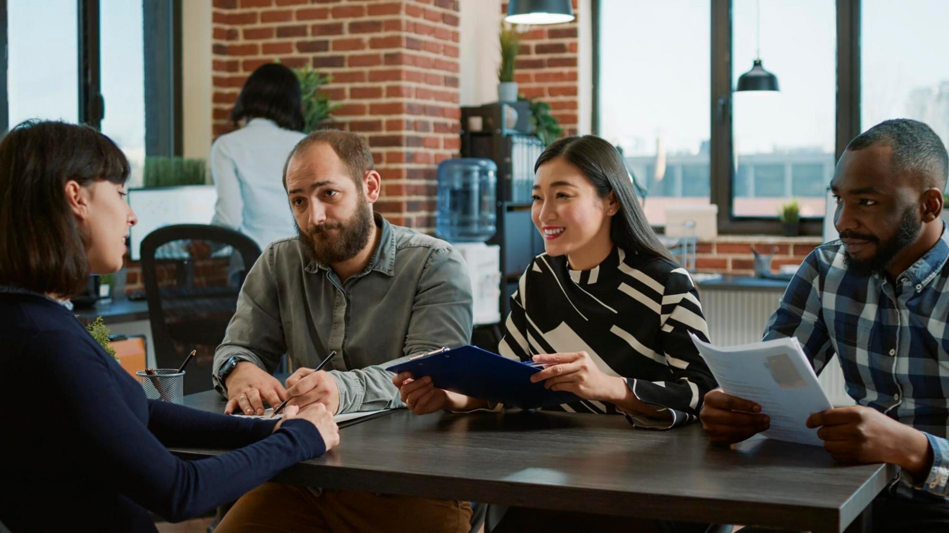 Espacio de trabajo organizado con documentos financieros y herramientas de planificación presupuestaria