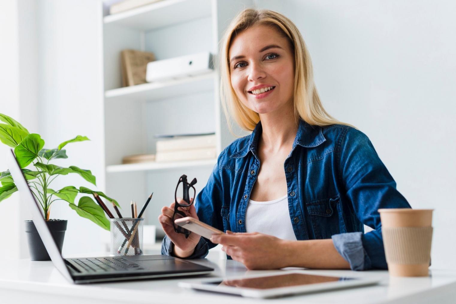 Persona revisando presupuesto mensual con calculadora y notas financieras